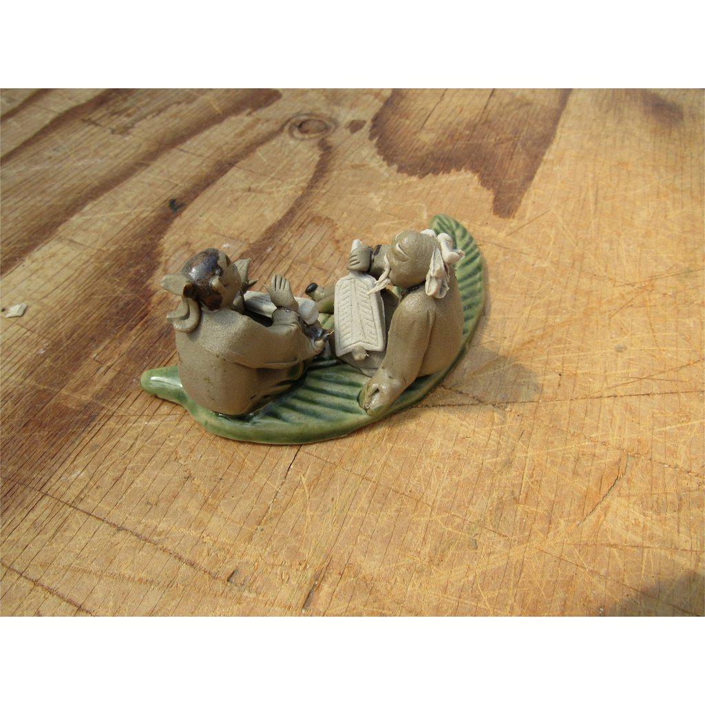 Friends on a Leaf Mud Figurine Back